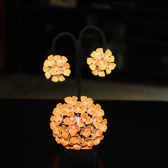 Beautiful Enamel and baby pearls adorn this brooch & clip back earrings - Picture 5 of 16